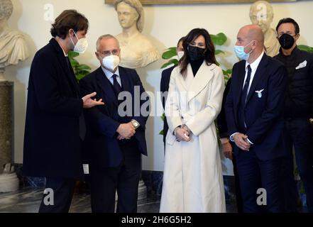 Rom, Italien. November 2021. Rom 11/15/2021 Giampiero Galeazzis Begräbnisstätte im Sala della Protomoteca in Campidoglio auf dem Foto: Der Präsident der SS Lazio Claudio Lotito begrüßt seine Kinder Gianluca und Susanna, links der ehemalige Fußballspieler Tommaso Rocchi aus dem Latium Kredit: Unabhängige Fotoagentur/Alamy Live News Stockfoto