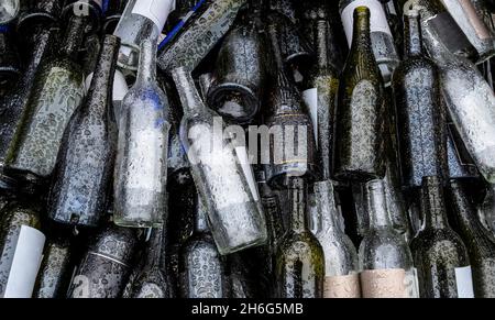 Leere Weinflaschen Hintergrund, Nahaufnahme Stockfoto