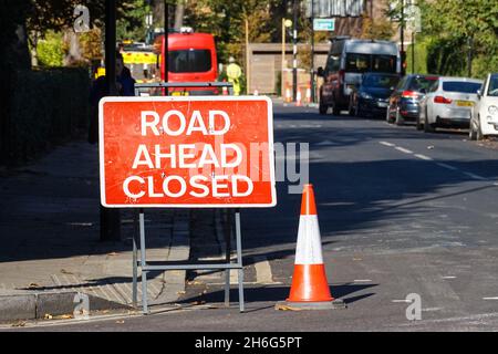 Die Straße ist wegen Bauarbeiten in London, England, Großbritannien, gesperrt Stockfoto