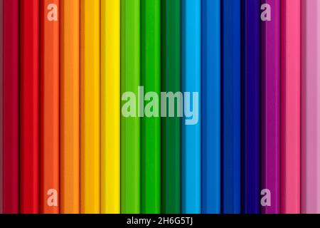 Regenbogen Hintergrund aus Holz Farbstifte. Flach liegend. Stockfoto