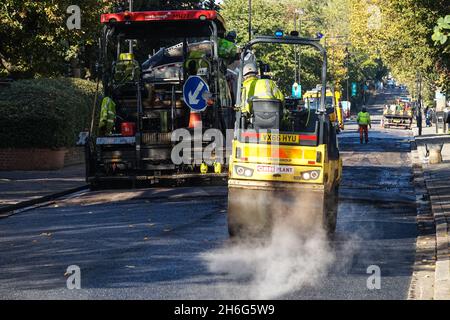 Arbeiter, die Straßenwalzen in Straßensanierungsarbeiten in London einsetzen England Vereinigtes Königreich Großbritannien Stockfoto
