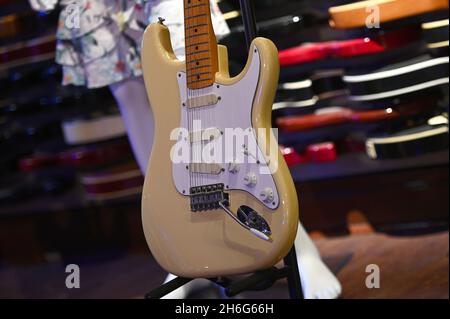 New York, USA. November 2021. David Gilmours Vintage Reissue Fender Stratocaster Stage aus dem Jahr 57 spielte auf Pink Floyd-Touren, die während Juliens Auction Icons & Rock „N“ Roll-Pressebremiere am Times Square Hard Rock in New York, NY, am 15. November 2021 zu sehen waren. (Foto von Anthony Behar/Sipa USA) Quelle: SIPA USA/Alamy Live News Stockfoto