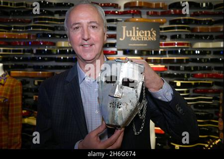 New York, USA. November 2021. Martin Nolan, Executive Director/CFO Julien's Auctions, posiert mit der ruhigen Riot-ikonischen „Asylum“-Metal-Maske während Juliens Auction Icons & Rock „N“ Roll-Pressevorschau auf dem Times Square Hard Rock in New York, NY, 15. November 2021. (Foto von Anthony Behar/Sipa USA) Quelle: SIPA USA/Alamy Live News Stockfoto