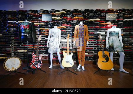 New York, USA. November 2021. (L-R) Jerry Garcia's Banjo, George Michael Jacke, eine handsignierte Eddie Van Halen Gitarre, ein Amy Winehouse Kleid, David Gilmour's Vintage '57 Reissue Fender Stratocaster Stage spielte auf Pink Floyd Touren, ein Whitney Houston Kleid, Eric Claptons „Derek and the Dominos“ 1968 Martin D-45 Akustikgitarre und ein Katy Perry Kleid wurden während Juliens Auction Icons & Rock „N“ Roll Presseinterview auf dem Times Square Hard Rock in New York NY, 15. November 2021, ausgestellt. (Foto von Anthony Behar/Sipa USA) Quelle: SIPA USA/Alamy Live News Stockfoto