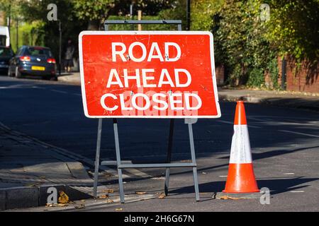 Die Straße ist wegen Bauarbeiten in London, England, Großbritannien, gesperrt Stockfoto