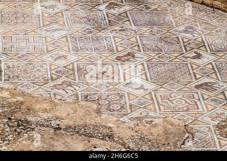 JERASH, JORDANIEN - 1. APRIL 2017: Mosaiken in der Kirche der Heiligen Cosmas und Damianus Ruinen in der antiken Stadt Jerash, Jordanien Stockfoto