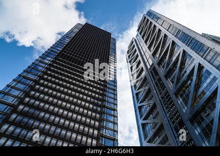 Ein Gebäude in Bishopsgate Plaza mit Pan Pacific London Hotel und Heron Tower, 110 Bishopsgate Wolkenkratzer in London, England, Großbritannien Stockfoto