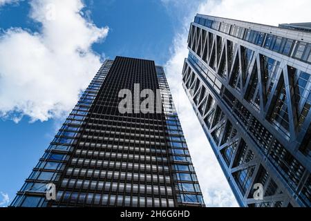 Ein Gebäude in Bishopsgate Plaza mit Pan Pacific London Hotel und Heron Tower, 110 Bishopsgate Wolkenkratzer in London, England, Großbritannien Stockfoto