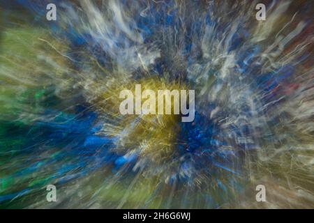 Explodierte Farben, abstrakt von metallischen Mustern, Linien von Blau, Gelb, Rot, Gold, Grün wurde durch Zoomen und Verdrehen der Kamera erstellt. Farbfusion. Stockfoto