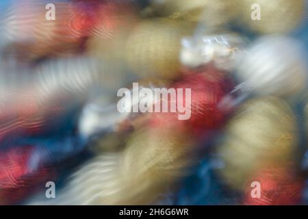 Farbfusion, die den Betrachter in ihren Beschauern platzt, Metallic Colors literarisch aus dem Betrachter sprang. Unschärfe von Dekoration, Linien, Mustern, Texturen. Form Stockfoto