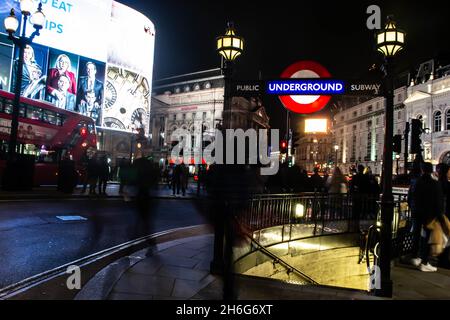 PICCADILLY, LONDON, ENGLAND- 14. November 2021: Eingang der Londoner U-Bahn-Station Piccadilly Circus neben den berühmten Piccadilly Lights Stockfoto