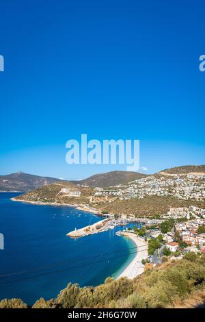 Kalkan, Türkei, Landschaft, Blick auf das Meer und die Stadt Kalkan, ein beliebter Ferienort in der Türkei im Sommer. Stockfoto