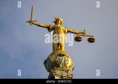 Statue von Lady Gerechtigkeit auf dem Old Bailey, zentralen Strafgerichtshof von England und Wales, London England United Kingdom UK Stockfoto