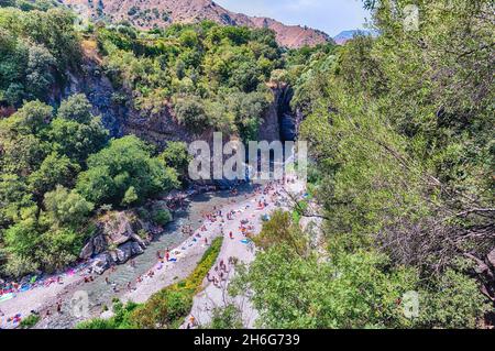 Das beeindruckende natürliche System aus Schluchten und Schluchten erodierte in den letzten Jahrtausenden durch den Fluss Alcantara durch die kristallisierte Lava, die von Mou geflogen wurde Stockfoto