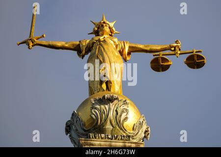 Statue von Lady Gerechtigkeit auf dem Old Bailey, zentralen Strafgerichtshof von England und Wales, London England United Kingdom UK Stockfoto