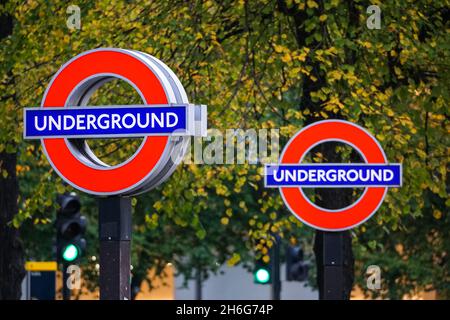 U-Bahn-Station London Roundel Symbols England Vereinigtes Königreich Stockfoto