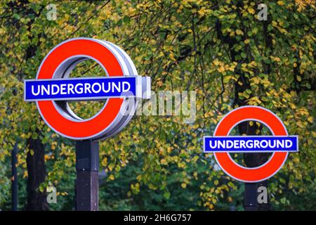 U-Bahn-Station London Roundel Symbols England Vereinigtes Königreich Stockfoto