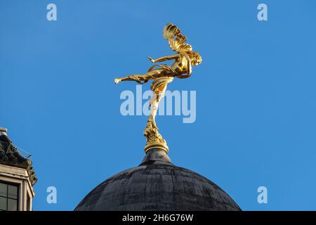 Goldene Statue von Shakespeares Ariel auf einer Kuppel der Bank of England im Tivoli Corner, London England Vereinigtes Königreich Großbritannien Stockfoto