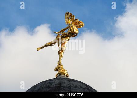 Goldene Statue von Shakespeares Ariel auf einer Kuppel der Bank of England im Tivoli Corner, London England Vereinigtes Königreich Großbritannien Stockfoto