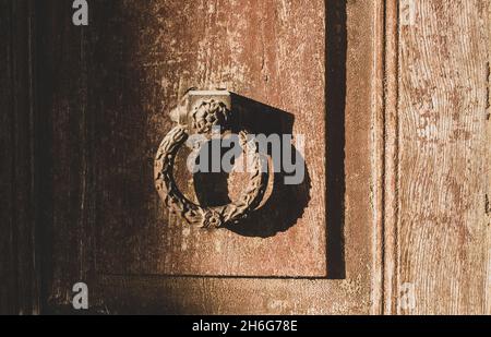 Alter Türgriff an historischer Holztür Stockfoto
