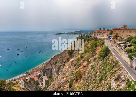 Luftaufnahme der malerischen Uferpromenade von Taormina, von der Piazza IX Aprile, Taorminas Hauptplatz, Sizilien, Italien, aus gesehen Stockfoto