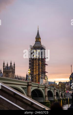 Blick auf den Elizabeth Tower, der mit Gerüsten bedeckt ist. London Stockfoto