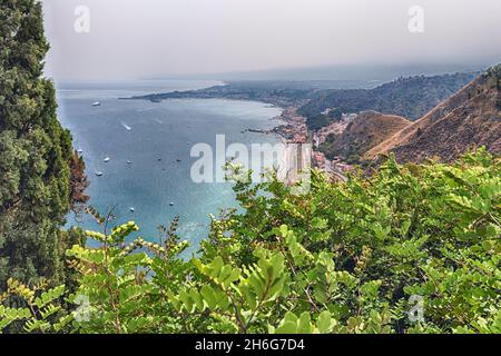 Luftaufnahme der malerischen Uferpromenade von Taormina, aus der Sicht des Public Garden von Taormina, Sizilien, Italien Stockfoto