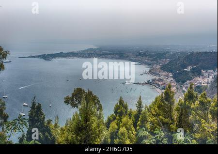 Luftaufnahme der malerischen Uferpromenade von Taormina, aus der Sicht des Public Garden von Taormina, Sizilien, Italien Stockfoto