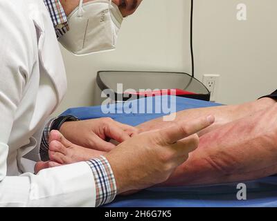 Der Arzt führt Sklerotherapie auf Krampfadern in den Beinen, im Krankenhaus führt ein Arzt Behandlung mit Krampfadern, Injektion. Stockfoto