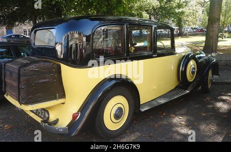 Rolls Royce 20 Ghost Club - Scottish Tour, September 2021 - fotografiert in Kirkcudbright, Dumfries und Galloway. ---- Yellow Rolls Royce mit Heckkiste -- der 20-Ghost Club begann am 26. Mai 1949 von einer Gruppe von Besitzern, die sich der Erhaltung von Rolls-Royce Autos vor 1940 widmeten. Der Name des Clubs stammt von den Autos der Gründer, nämlich dem 40/50 PS starken Silver Ghost und seinem kleineren Pendant, dem 20 PS starken Modell Stockfoto