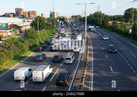 Verkehr auf der North Circular Road A406 in der Nähe von Barking, London England Vereinigtes Königreich Großbritannien Stockfoto