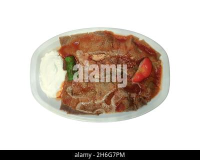 Traditionelles türkisches Fleischgericht iskender Kebab auf isoliertem weißem Hintergrund Stockfoto