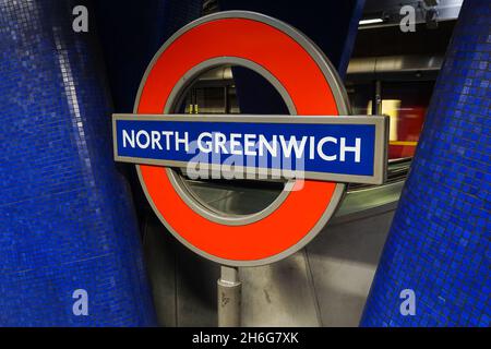 North Greenwich U-Bahn, U-Bahn-Station Roundel Beschilderung London England Vereinigtes Königreich Stockfoto
