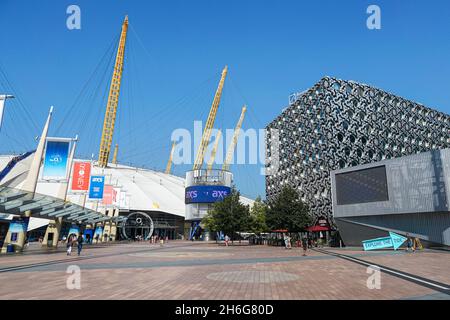 Peninsula Square in North Greenwich mit O2 Arena und Ravensbourne University London Gebäude, London England Vereinigtes Königreich Großbritannien Stockfoto