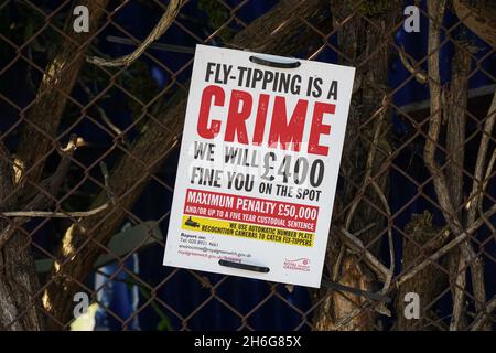 Fliegenkippen Warnschild auf einem Zaun in London England Vereinigtes Königreich Großbritannien Stockfoto