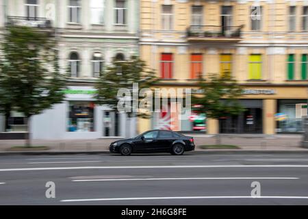 Ukraine, Kiew - 2. Juni 2021: Schwarzer Audi A4 fährt auf der Straße. Redaktionell Stockfoto