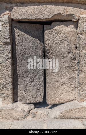 Steintür von Qasr al-Azraq Blaue Festung , Festung in der Wüste des östlichen Jordans gelegen. Stockfoto