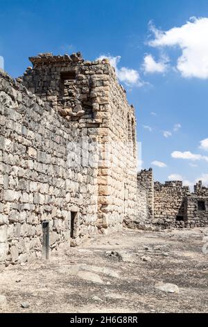 Zerstörte Mauern von Qasr al-Azraq Blaue Festung, Fort in der Wüste des östlichen Jordans gelegen. Stockfoto