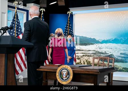 Washington, Vereinigte Staaten. November 2021. First Lady Dr. Jill Biden, Der Generalanwalt der Vereinigten Staaten, Merrick Garland, und der US-Innenminister, deb Haaland, begleiten US-Präsident Joe Biden bei einem virtuellen Tribal Nations Summit im Rahmen des nationalen Native American Heritage Month im South Court Auditorium des Eisenhower Executive Office Building in der Nähe des Weißen Hauses in Washington, DC am Montag, 15. November 2021. Quelle: Sarah Silbiger/Pool via CNP/dpa/Alamy Live News Stockfoto