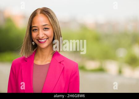 südafrikanische Geschäftsfrau CEO Headshot in verschwommenem Hintergrund. Millennial Frau Unternehmerin Stockfoto