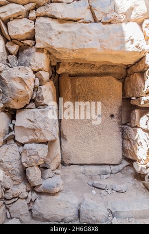 Steintür in Qasr al-Azraq Blue Fortress, Fort in der Wüste des östlichen Jordans gelegen. Stockfoto