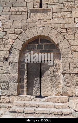 Steintür von Qasr al-Azraq Blaue Festung , Festung in der Wüste des östlichen Jordans gelegen. Stockfoto