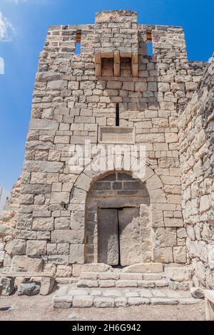 Steintür von Qasr al-Azraq Blaue Festung , Festung in der Wüste des östlichen Jordans gelegen. Stockfoto