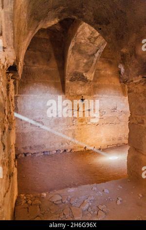 Lichtstrahlen in einem Raum in Qasr Kharana manchmal Harrana, al-Kharanah, Kharaneh oder Hraneh , Wüstenburg im östlichen Jordanien Stockfoto