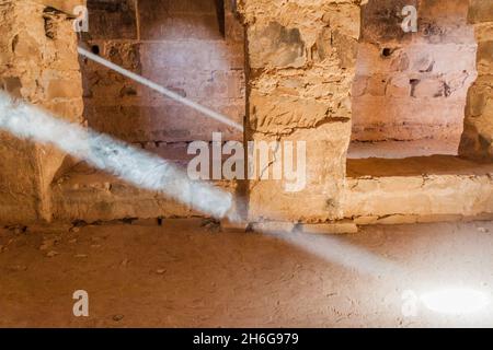 Lichtstrahlen in einem Raum in Qasr Kharana manchmal Harrana, al-Kharanah, Kharaneh oder Hraneh , Wüstenburg im östlichen Jordanien Stockfoto