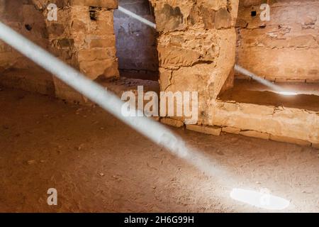 QASR KHARANA, JORDANIEN - 3. APRIL 2017: Lichtstrahlen in einem Raum in Qasr Kharana manchmal Harrana, al-Kharanah, Kharaneh oder Hraneh , Wüstenburg im Osten Stockfoto