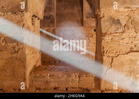 Lichtstrahlen in einem Raum in Qasr Kharana manchmal Harrana, al-Kharanah, Kharaneh oder Hraneh , Wüstenburg im östlichen Jordanien Stockfoto