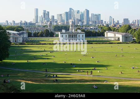 Blick auf Canary Wharf Wolkenkratzer vom Greenwich Park in London, England, Großbritannien, Großbritannien Stockfoto