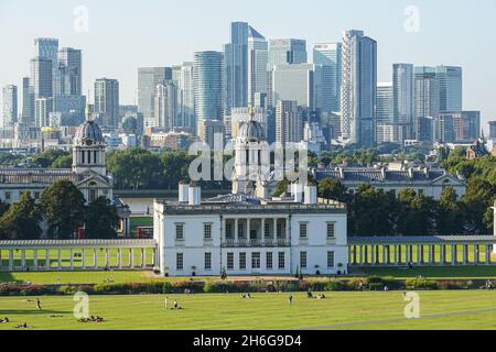 Blick auf die Wolkenkratzer von Canary Wharf aus dem Greenwich Park mit dem Queen's House Gebäude im Vordergrund, London, England, Großbritannien Stockfoto