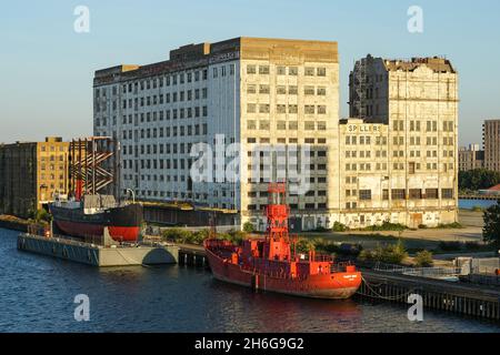 Millennium Mills Gebäude und das Royal Victoria Dock, London England Vereinigtes Königreich Großbritannien Stockfoto